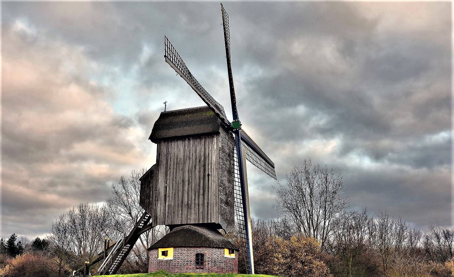 Histoire des moulins : du moulin à sang au moulin à vent