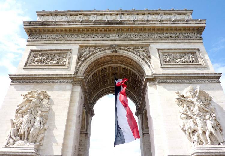 Pourquoi un soldat inconnu est-il enterré sous l'Arc de Triomphe à Paris ?