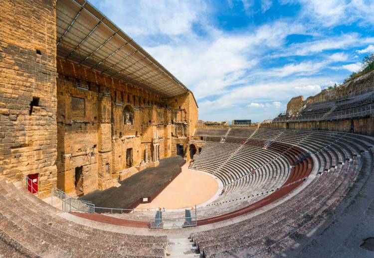 Vidéo : Le théâtre antique d’Orange : témoignage extraordinaire du savoir-faire de l’Empire Romain