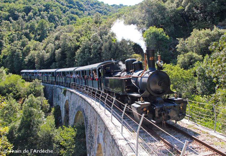 Le train de l’Ardèche dans les Gorges du Doux.