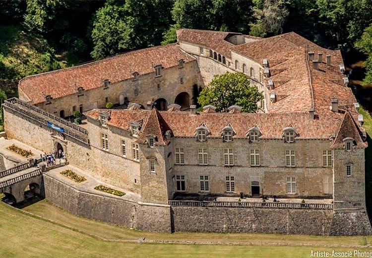 Vidéo : Le château royal de Cazeneuve, joyau d'Aquitaine