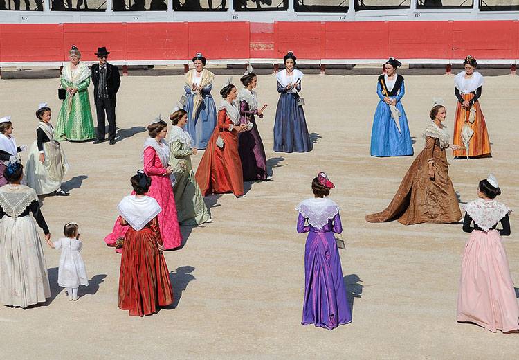 Les Reines d'Arles : histoire et traditions