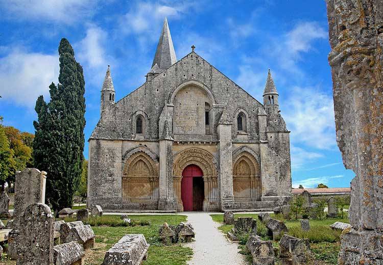 L'église Saint-Pierre d'Aulnay : un joyau de l'art roman