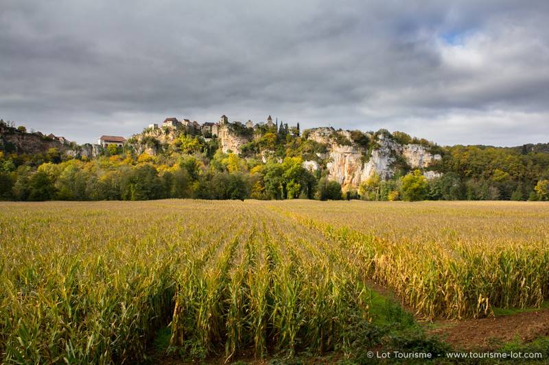Village de Calvignac vue depuis Larnagol - Vallée du Lot © Lot Tourisme - C. Novello 